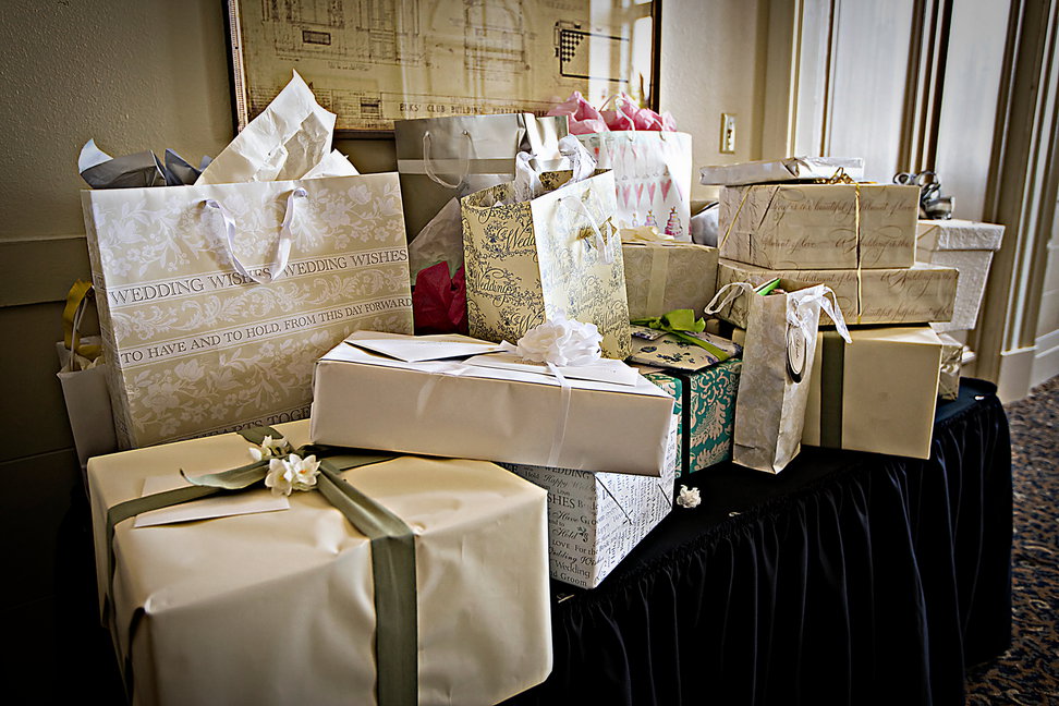 Geld, Staubsauger oder Spende: So finden Sie das richtige Hochzeitsgeschenk